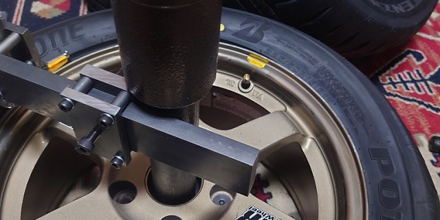 手動式タイヤチェンジャーを使用して、DIYでタイヤを組み換える | CSL 